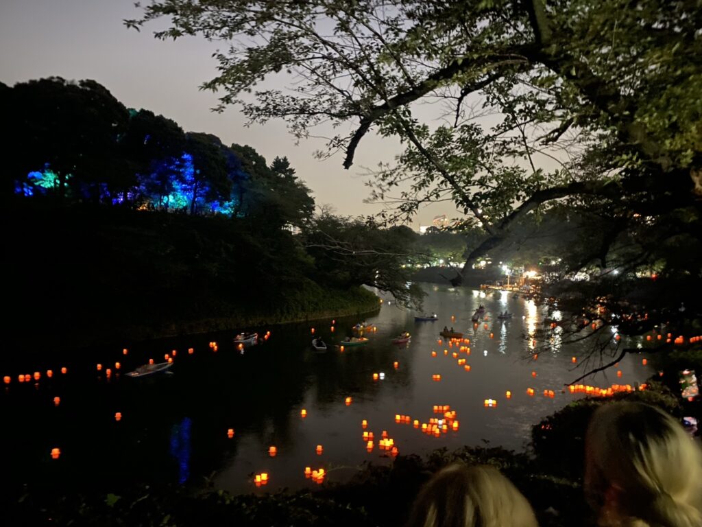千鳥ヶ淵の灯ろうと北の丸公園会場の青いライトアップ