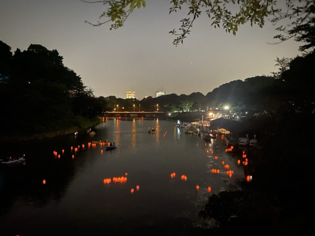 千鳥ヶ淵の水面に広がる灯ろうとボート