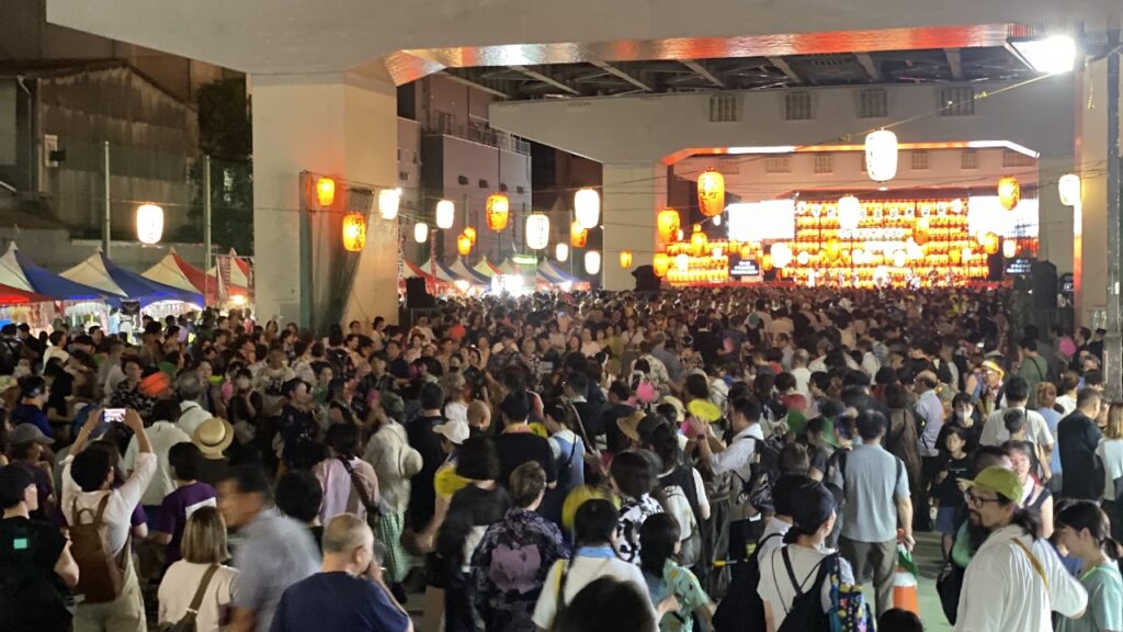 竪川親水公園特設会場を埋めるすみだ錦糸町河内音頭大盆踊りの観客