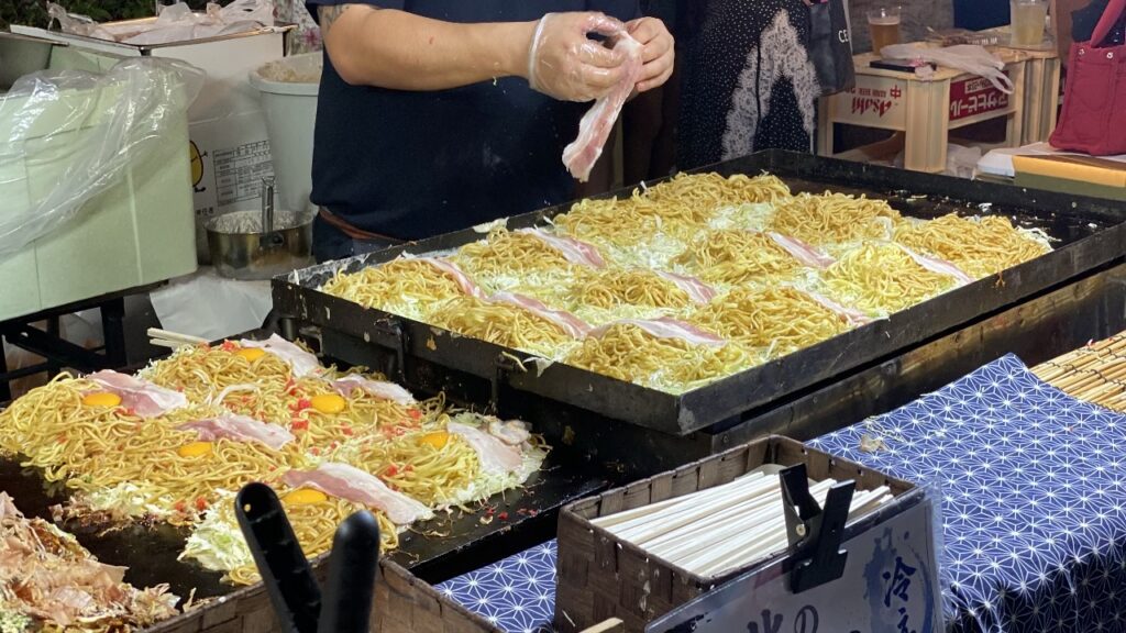 すみだ錦糸町河内音頭大盆踊り会場の屋台で調理される焼きそば