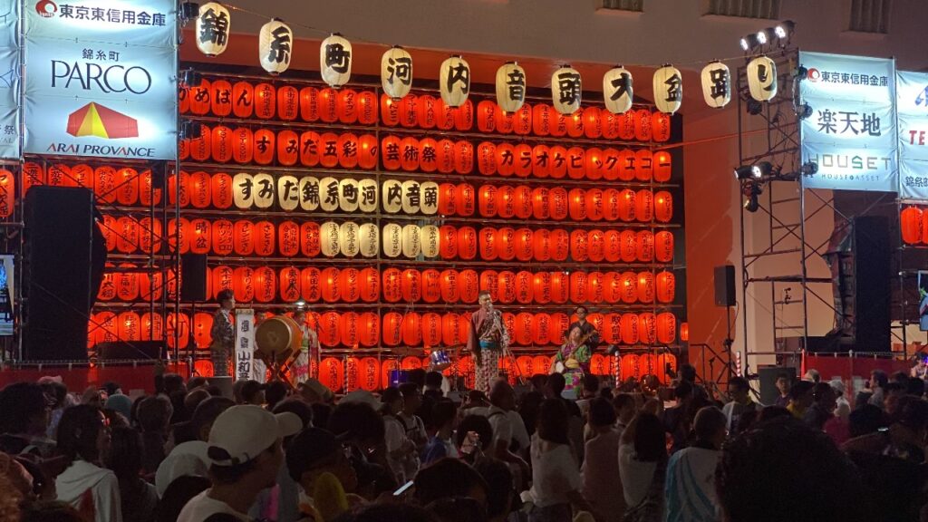 赤い提灯が並ぶすみだ錦糸町河内音頭大盆踊りのステージ