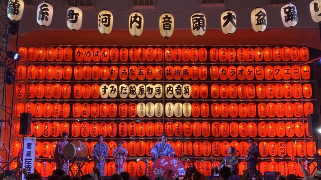 すみだ錦糸町河内音頭大盆踊りの提灯ステージ全景