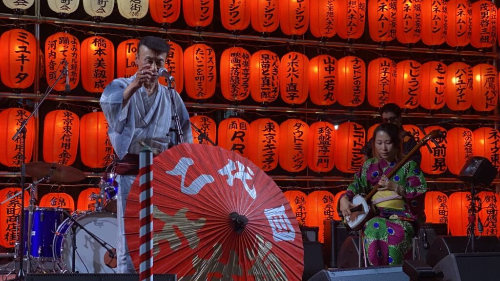 三味線と和傘を使った河内音頭のステージ演奏