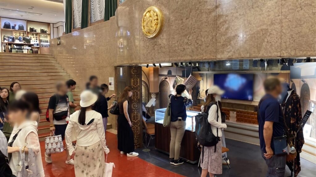 日本橋三越本店の三越劇場展示と見学参加者