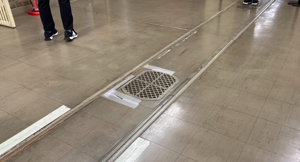 日本銀行本店地下金庫床の現金輸送用トロッコ軌道跡