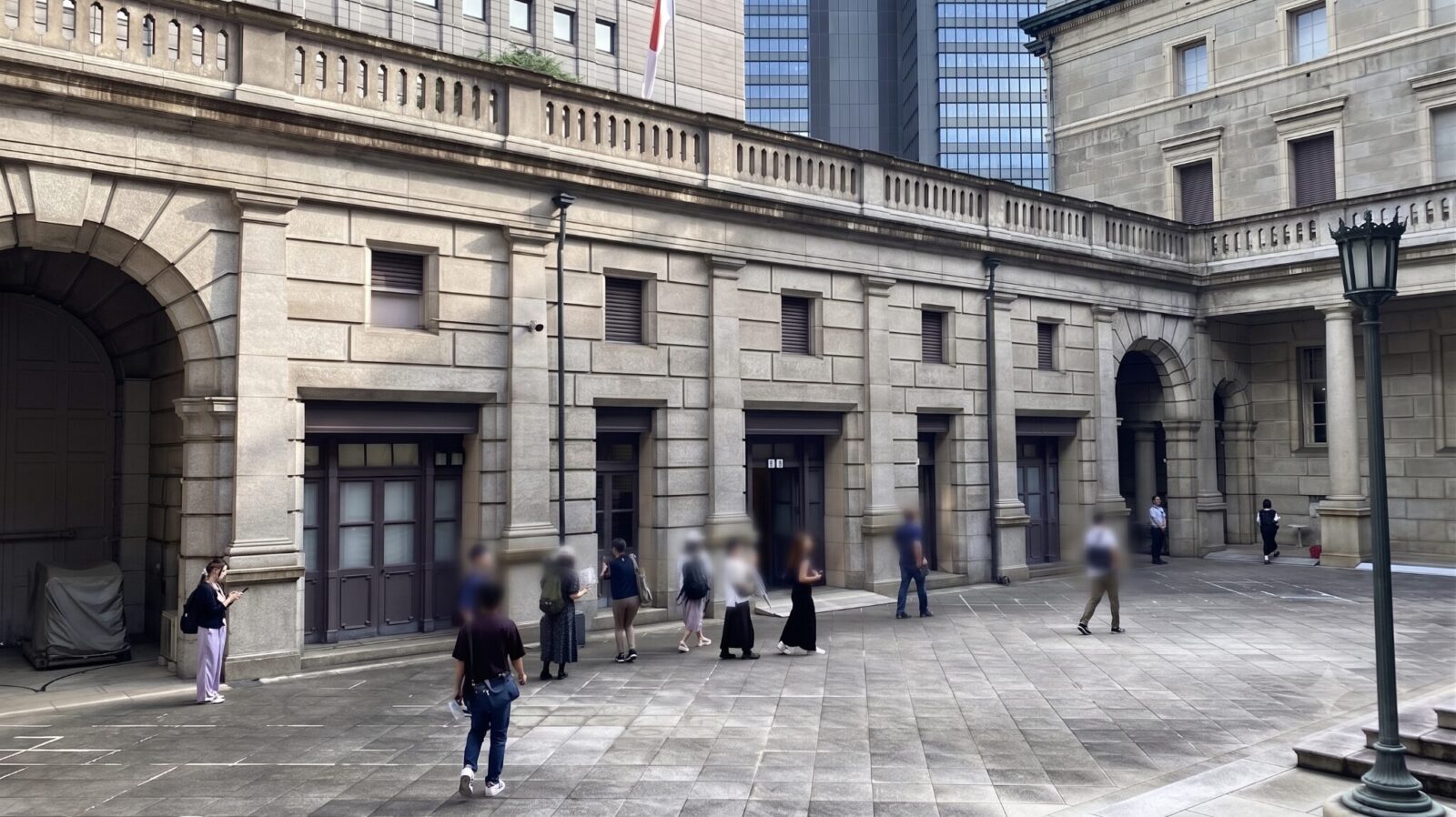日本銀行本店中庭を通って退場する参加者