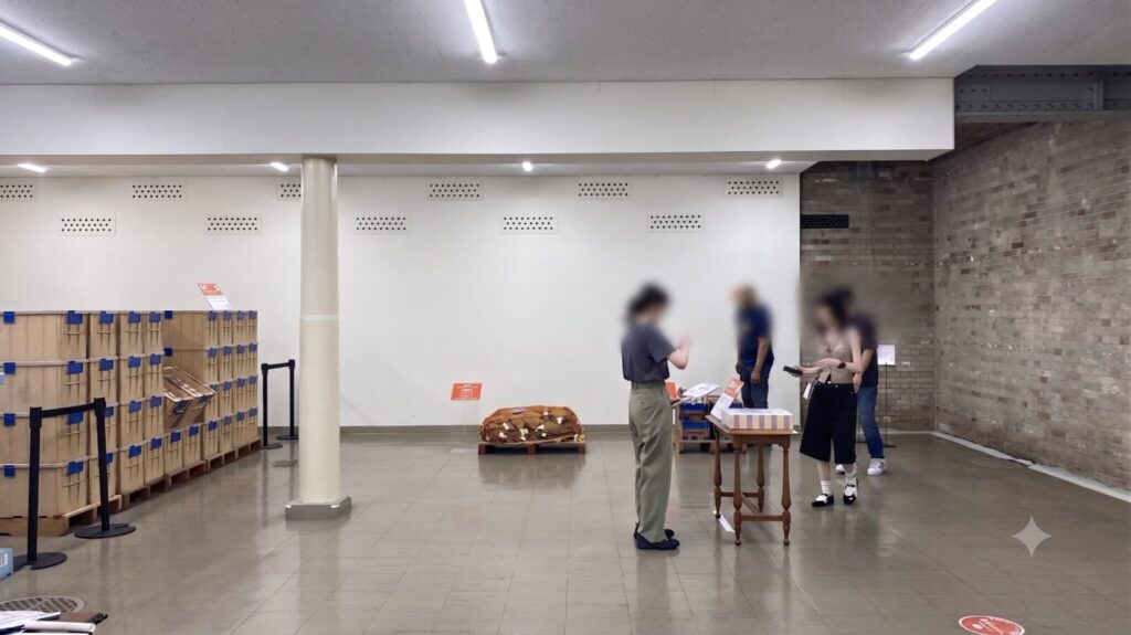 日本銀行本店地下金庫内の展示と見学参加者