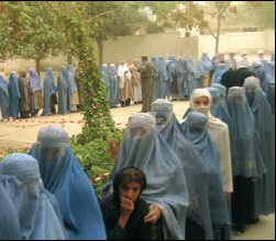 2004年、アフガニスタン初の大統領選挙で投票する女性