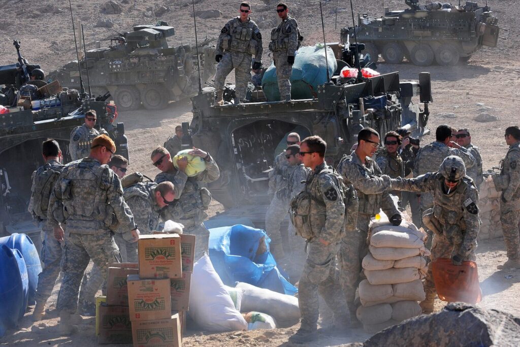 2009年、ラジャン・カラで人道支援物資を降ろす米軍兵士