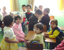 2004年頃、アフガニスタン農業省内の幼稚園で過ごす子どもたち