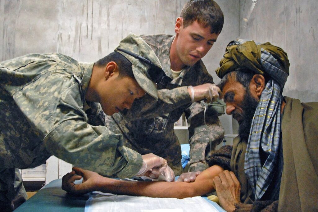 アフガニスタンの村の長老と話す米陸軍兵士