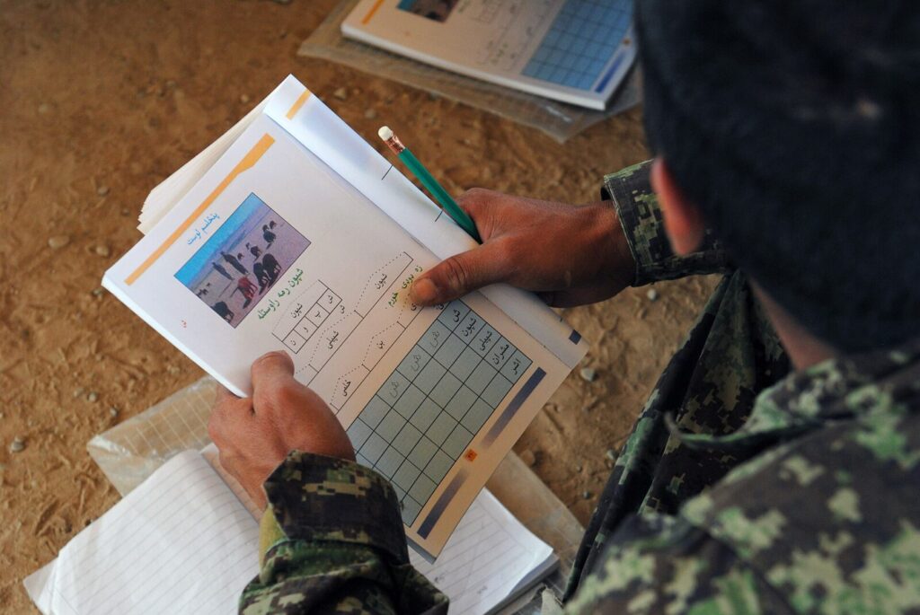 カンダハルの訓練施設で識字教材を学ぶアフガン国軍新兵