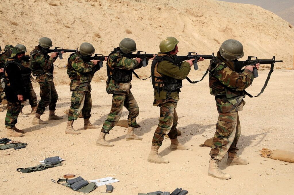 2010年、M16ライフルの射撃訓練を受けるアフガン国軍航空隊員