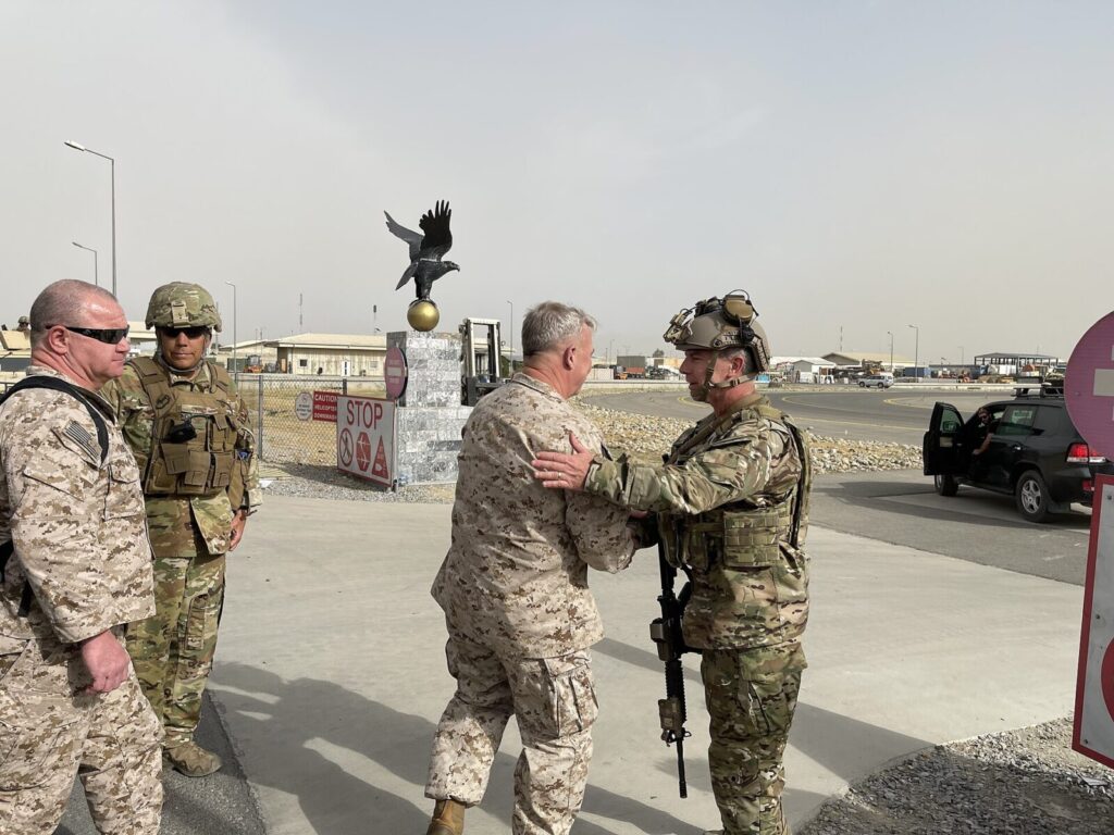 2021年8月17日、カブール空港で撤収を協議する米中央軍司令官ら