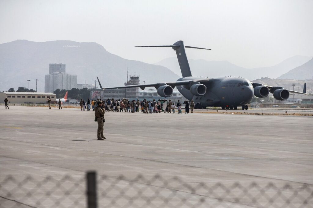 2021年8月21日、カブール空港でC17輸送機へ乗り込む避難者