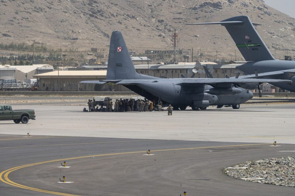 2021年8月17日、カブール空港の航空機を警護する米軍部隊