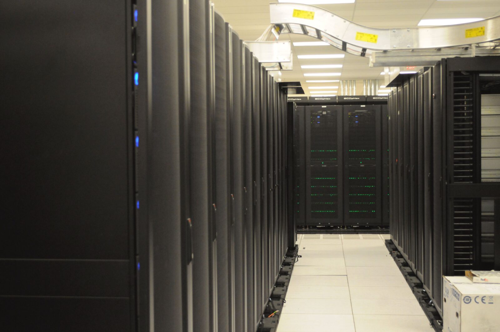 米国NERSCデータセンターに並ぶ黒いサーバーラック