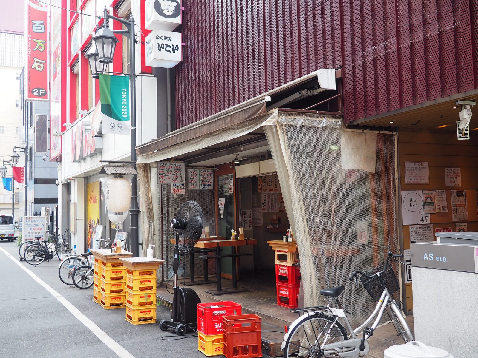 2020年昼の赤羽にある立ち飲み店の外観と屋外席