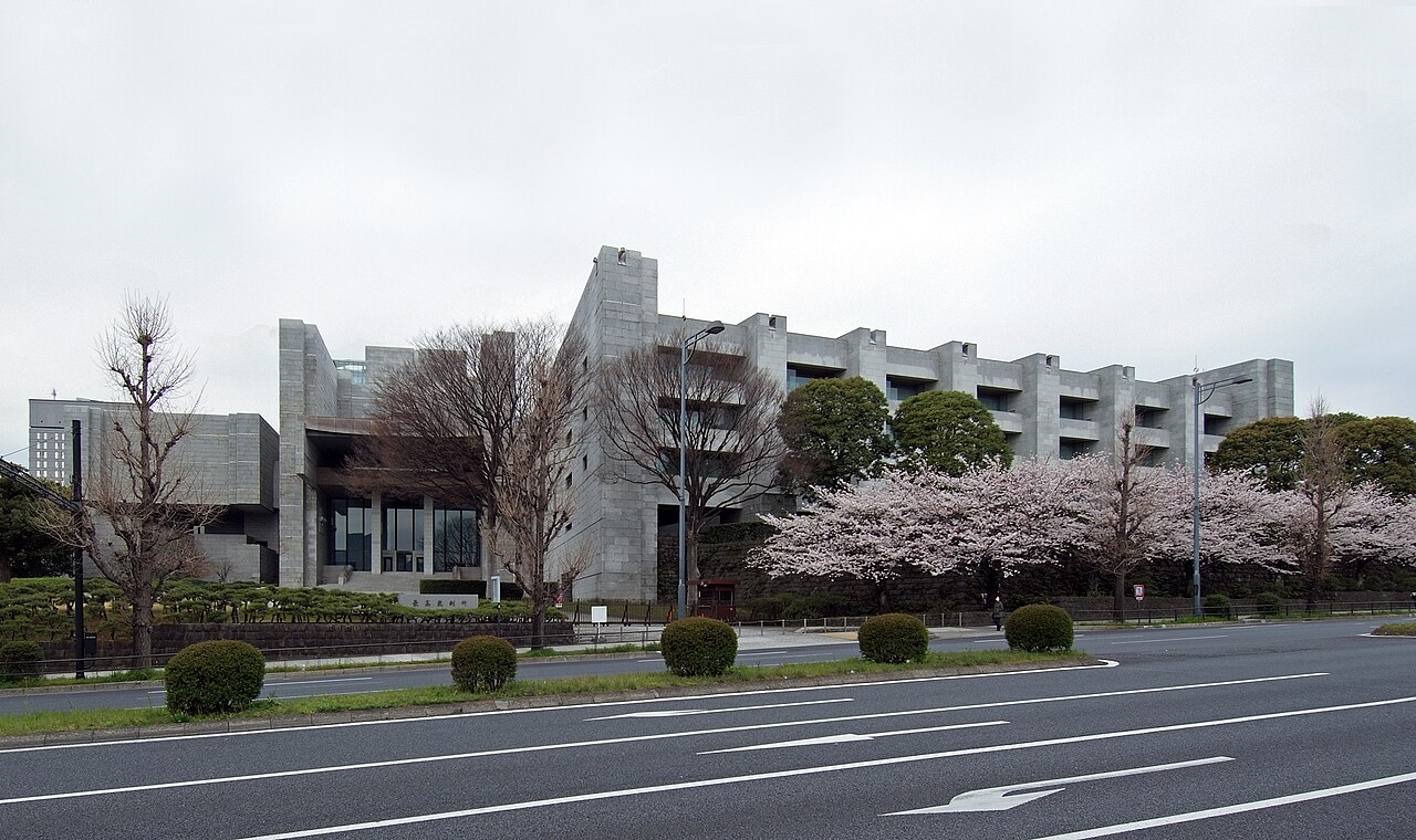 千代田区隼町に建つ最高裁判所庁舎の外観