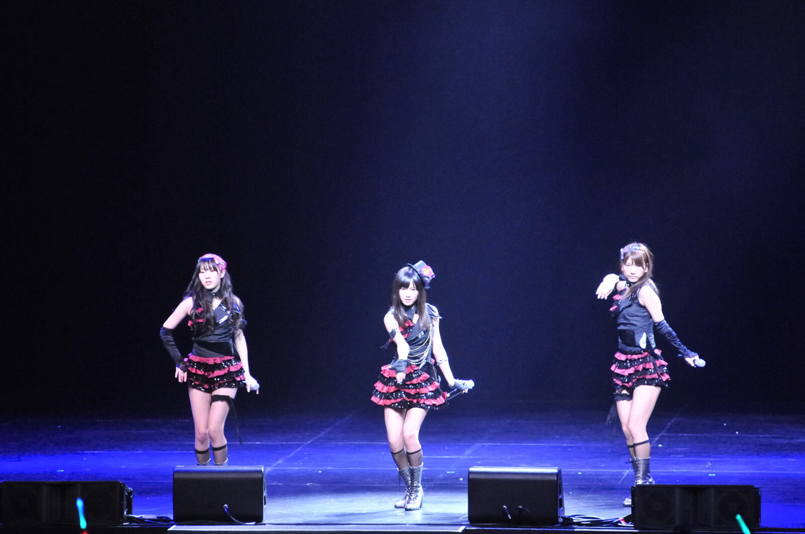 J!-ENT LIVEのステージでパフォーマンスするAKB48