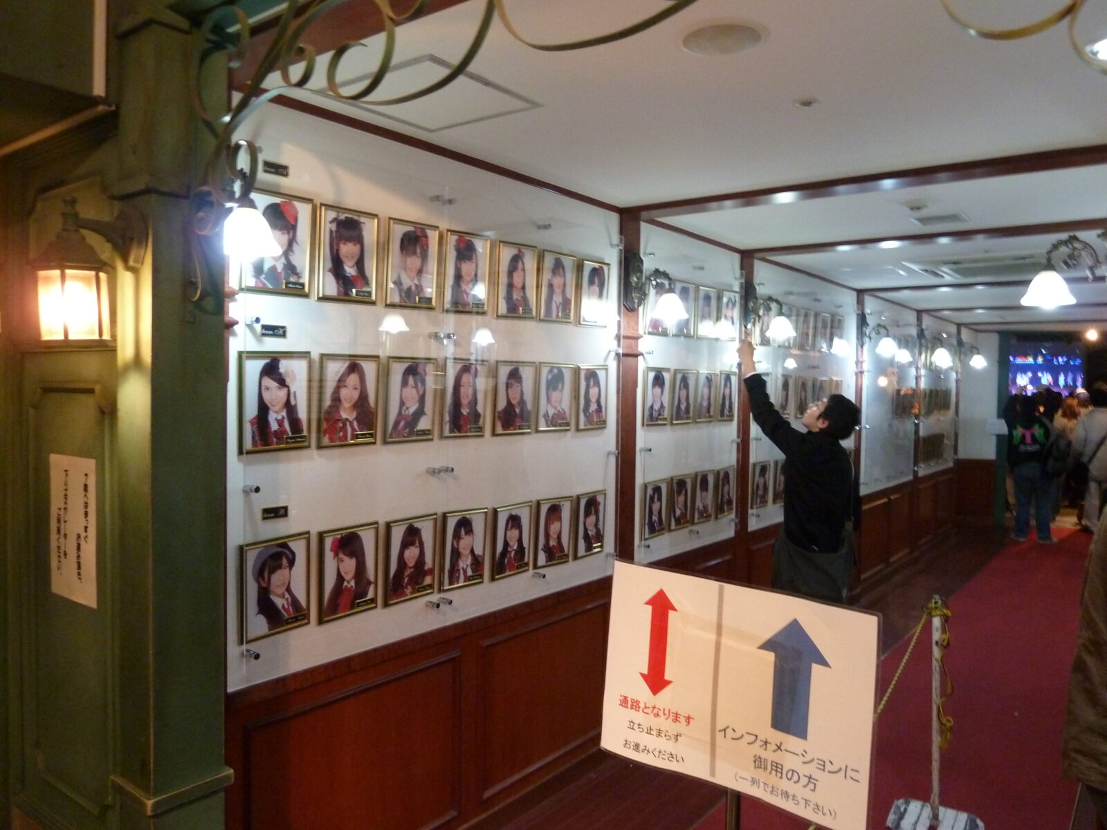 2010年に撮影された秋葉原のAKB48劇場内部