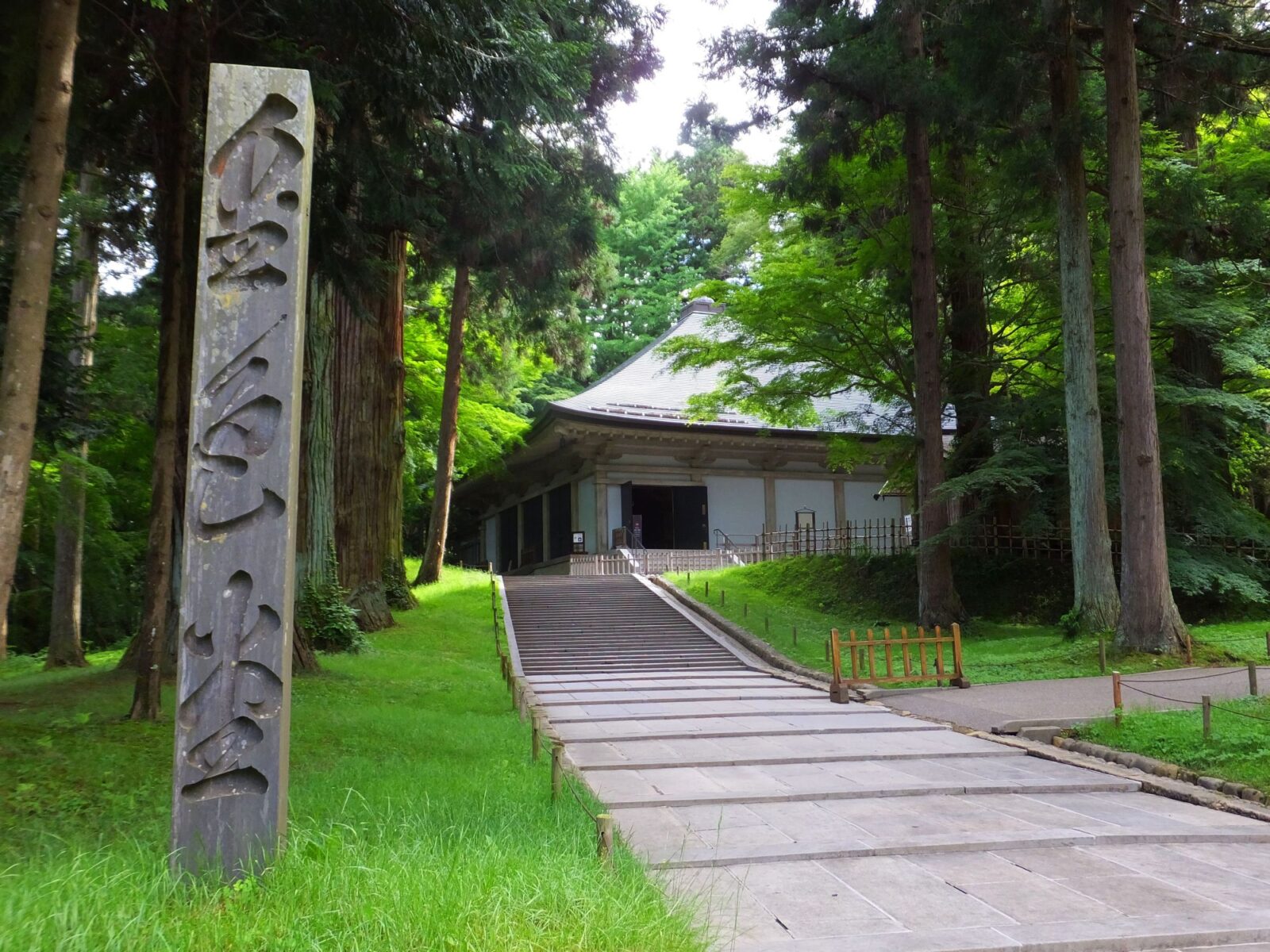 平泉の中尊寺金色堂を保護する覆堂と参道