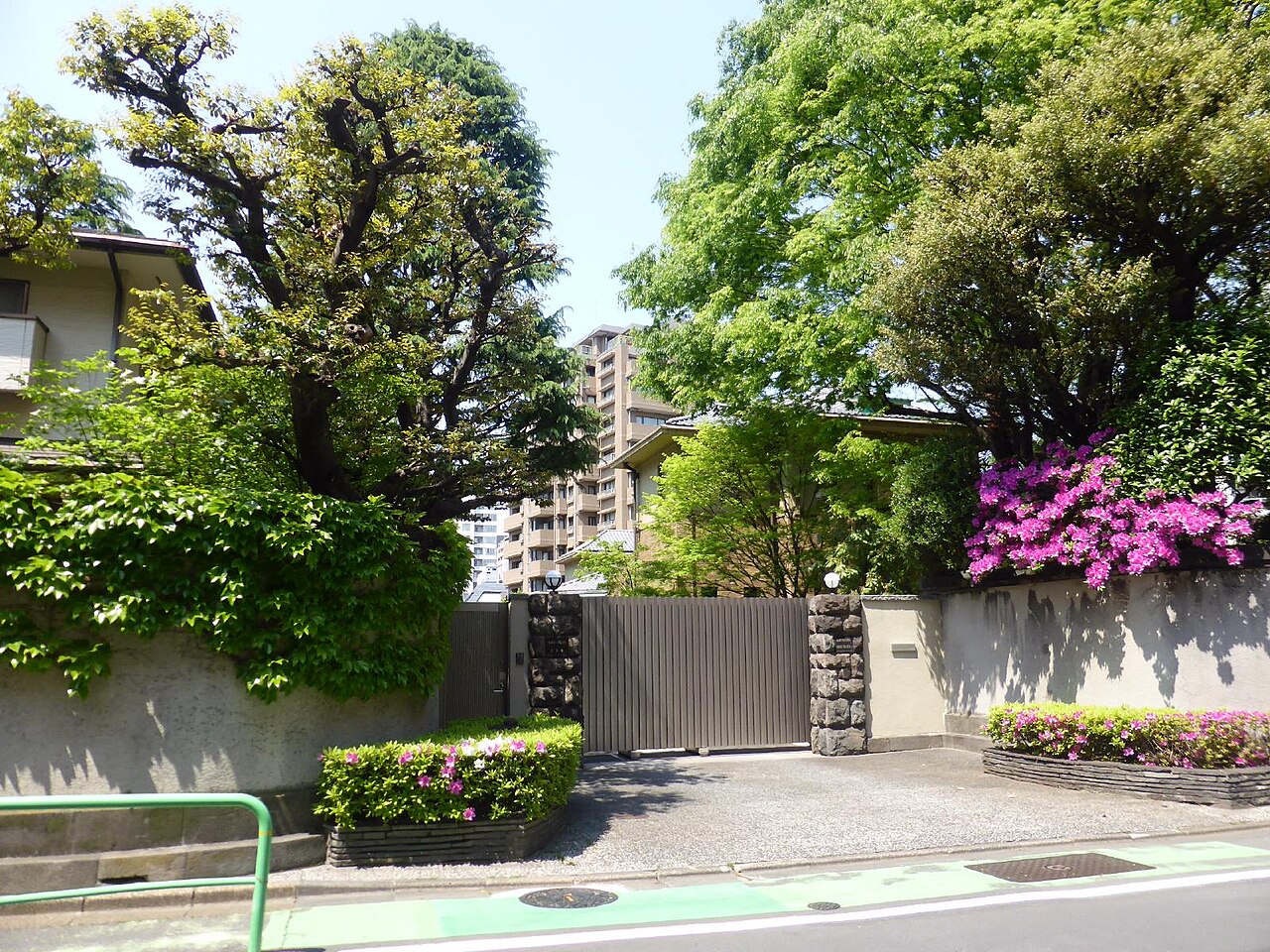 2024年9月まで東京都千代田区三番町にあった駐日ローマ法王庁大使館の正門