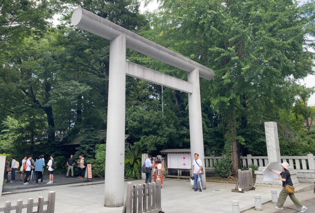阿佐ヶ谷神明宮の白い鳥居前に集合するゆる歴史散歩会の参加者