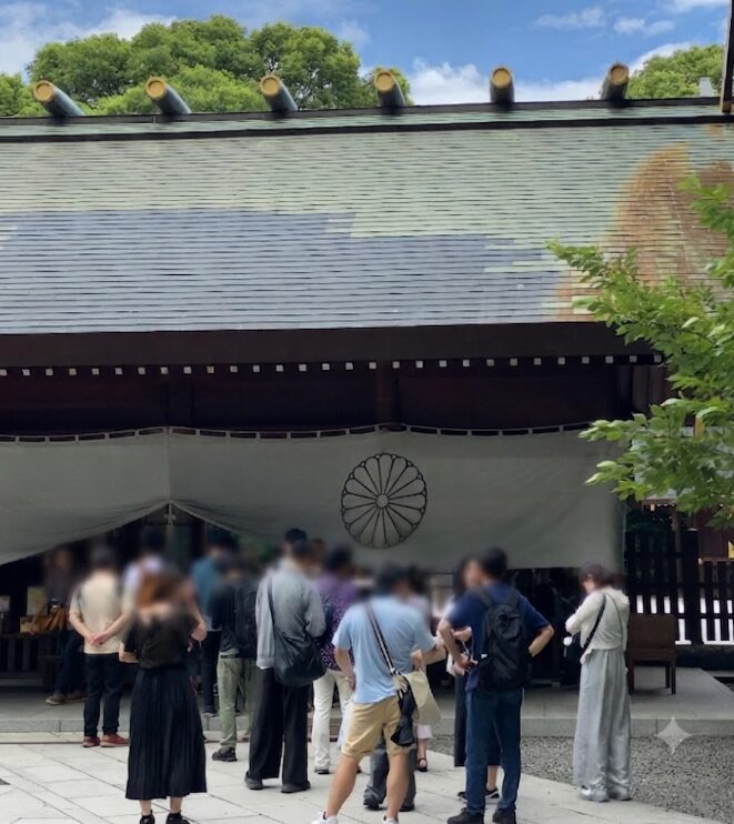 阿佐ヶ谷神明宮の拝殿前で参拝する参加者