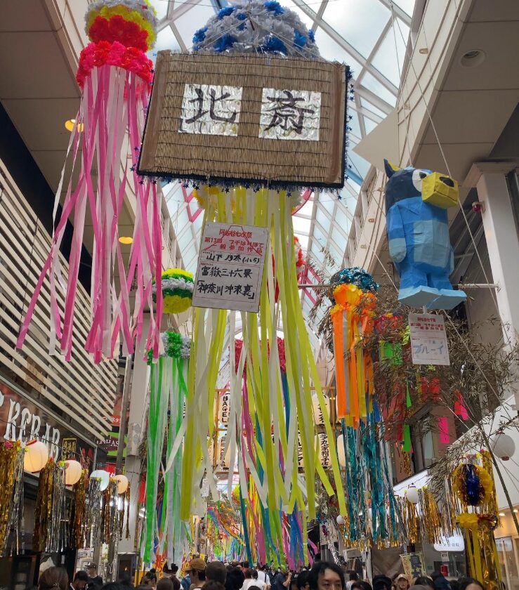 阿佐谷七夕まつりの祝祭張りぼてと青い動物の飾り