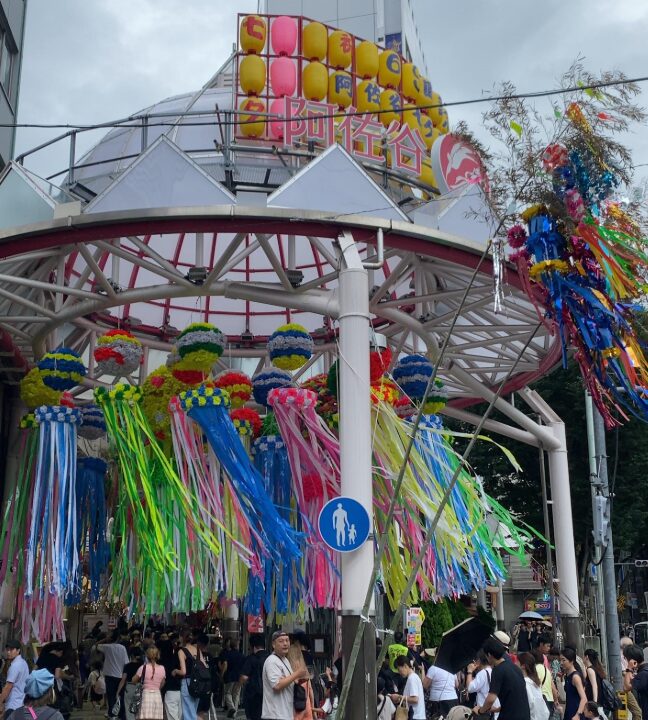 七夕飾りで彩られた阿佐谷パールセンター商店街入口