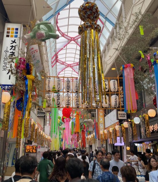 阿佐谷パールセンターに並ぶ金色の吹き流しと七夕飾り