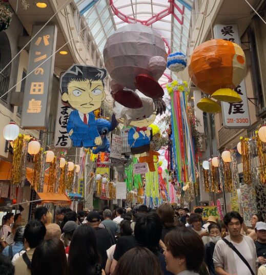 阿佐谷七夕まつりのキャラクター張りぼてと混雑する商店街