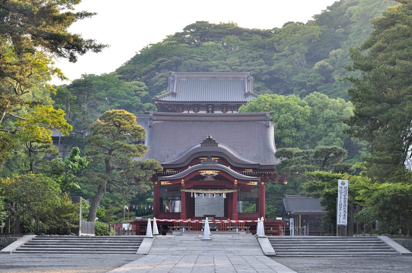 鎌倉の鶴岡八幡宮にある舞殿と本宮