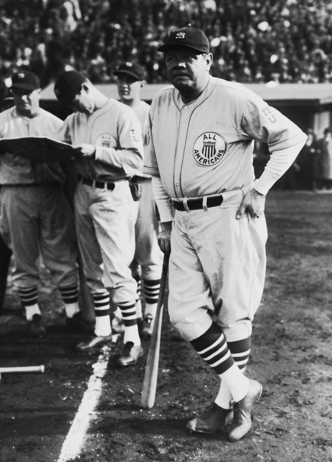 1934年の日米野球で横浜公園球場に立つベーブ・ルース