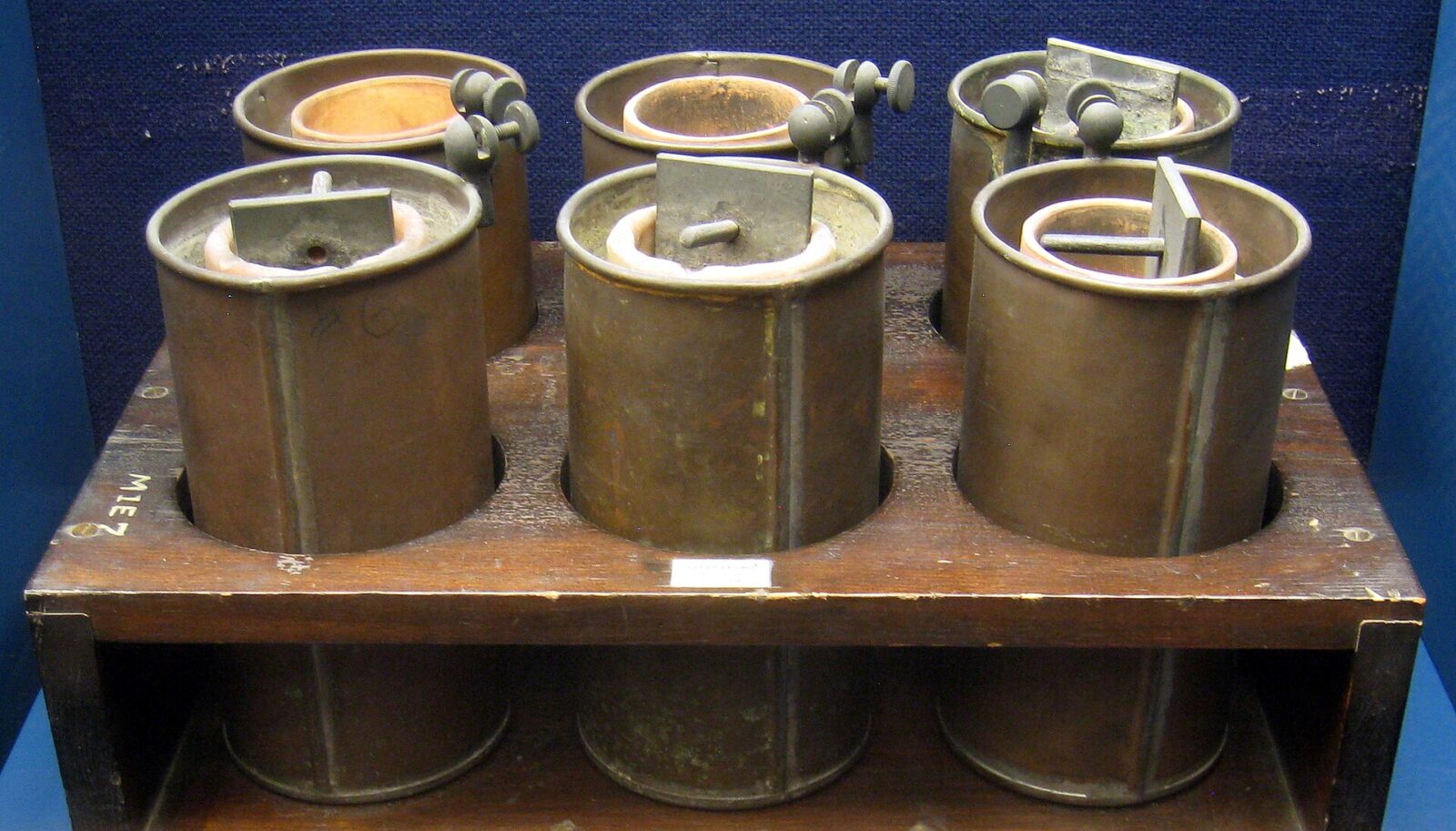 国立アメリカ歴史博物館に展示される1836年のダニエル電池