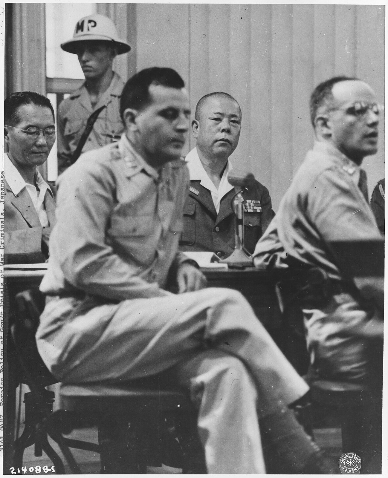 1945年10月29日のマニラ軍事委員会で弁護人と並ぶ山下奉文