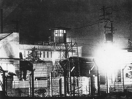 1948年12月22日の巣鴨プリズンの外観