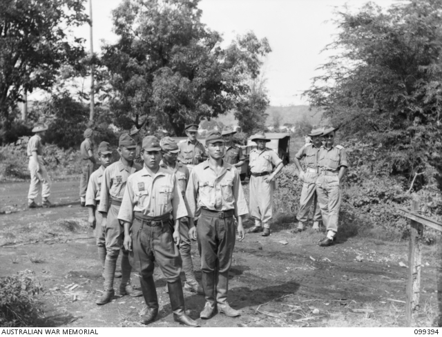 1945年12月にラバウルの戦争犯罪法廷前で裁判開始を待つ日本人被告5人