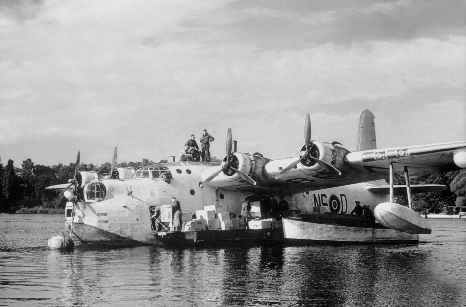1948年、ベルリンのハーフェル川に着水したショート・サンダーランド飛行艇