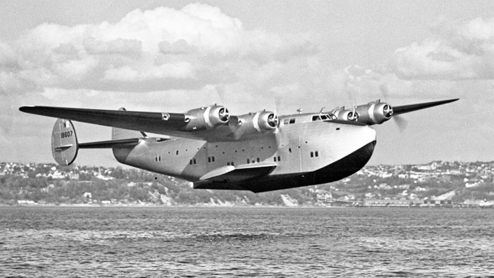 水上を飛ぶパンアメリカン航空の大型旅客飛行艇ボーイング314クリッパー