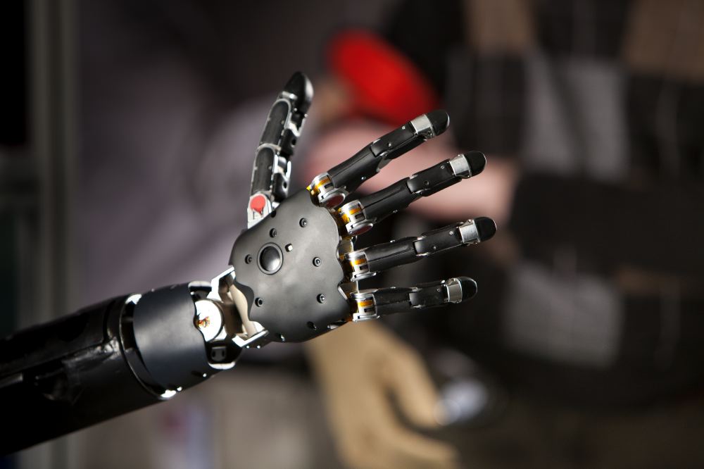 脳信号による操作を想定して開発された多関節の義手