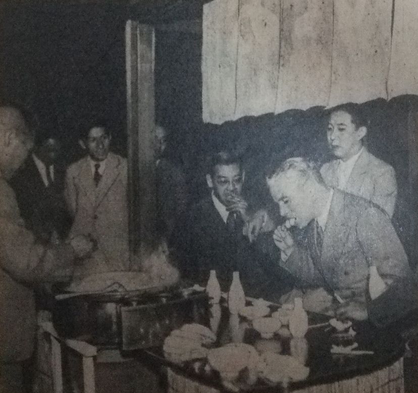 1932年の来日時に横浜で日本料理を味わうチャールズ・チャップリン