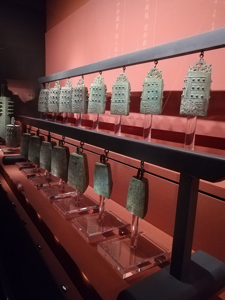 湖南博物院に展示された大小の青銅鐘からなる編鐘