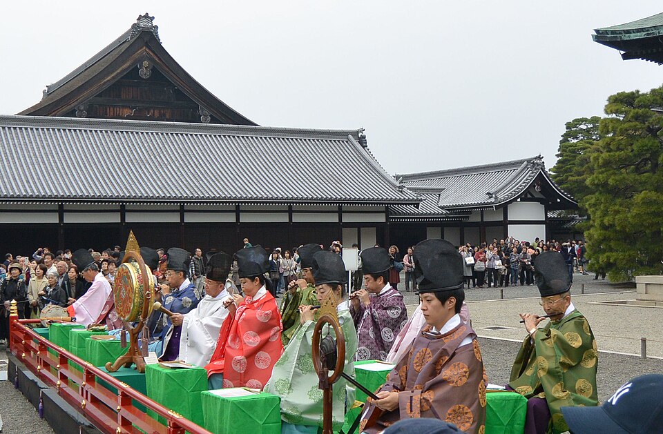 京都御所一般公開で管絃を演奏する装束姿の雅楽奏者たち