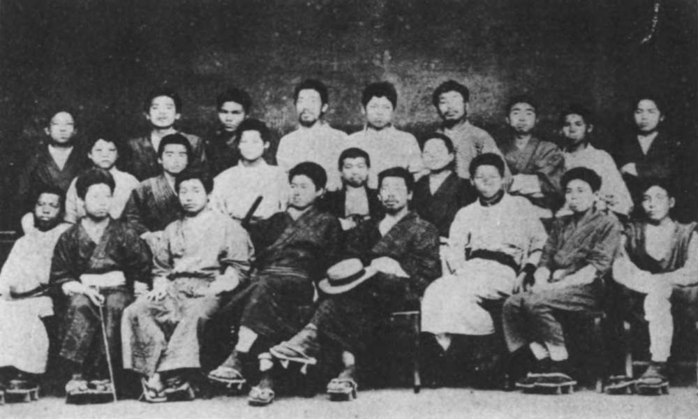1877年頃、同志社在学中の熊本バンドの集合写真