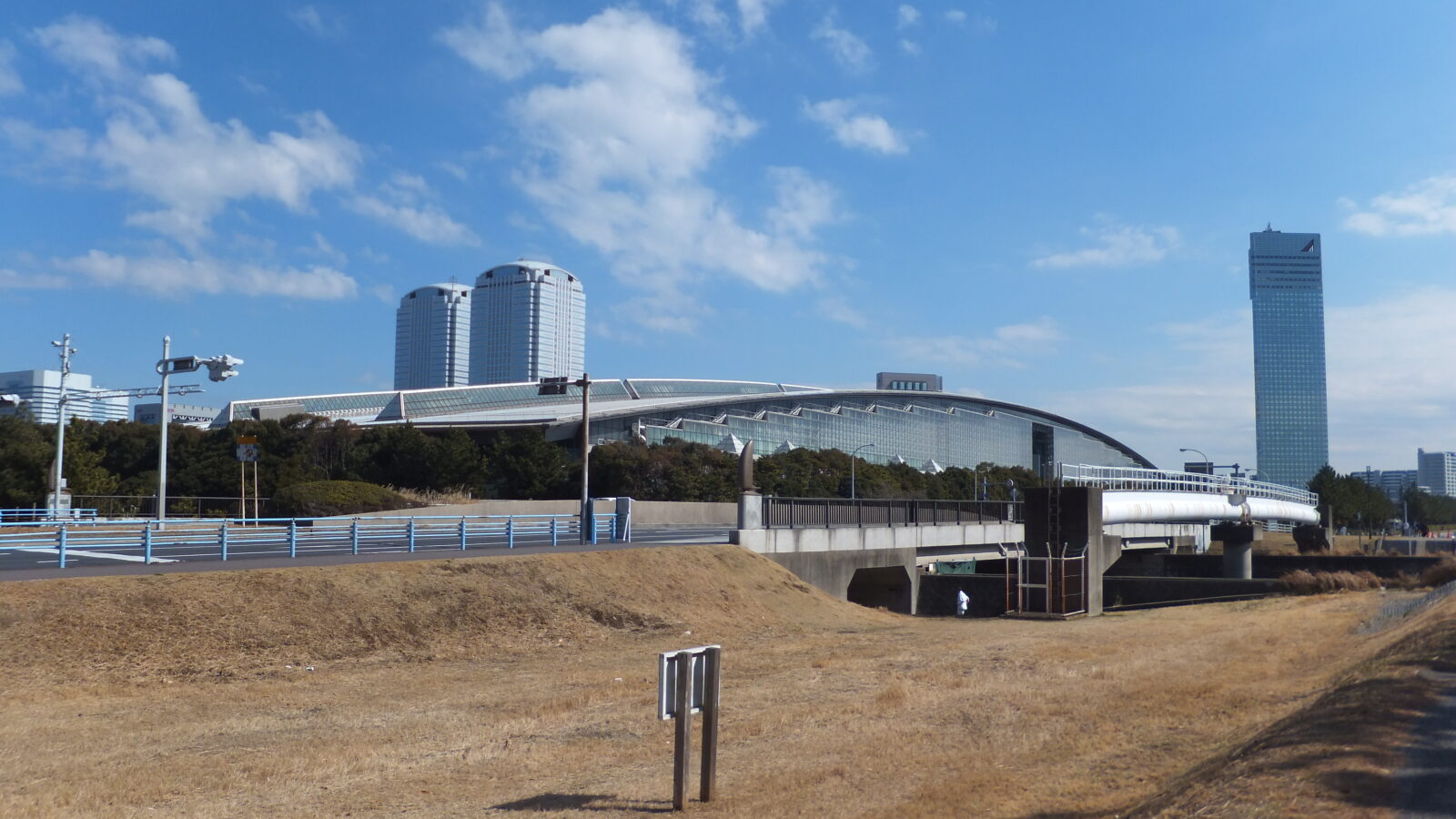 メッセ大橋から見た幕張メッセの展示ホール
