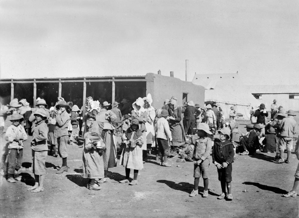1901年頃、第二次ボーア戦争のイギリス収容所にいるボーア人女性と子ども