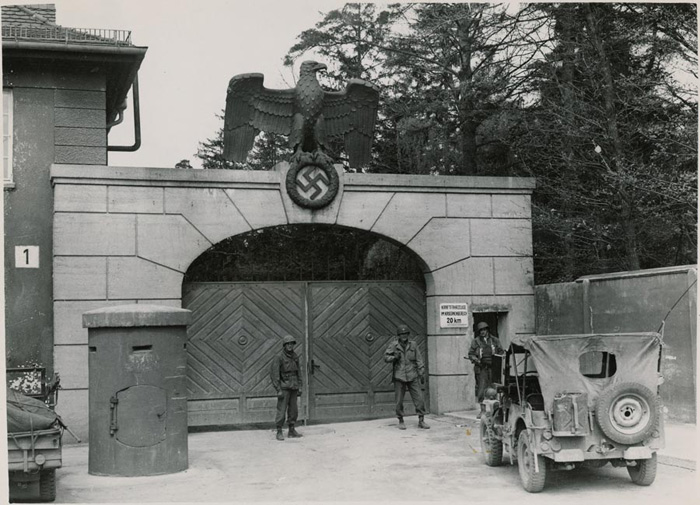 1945年、ダッハウ強制収容所の正門