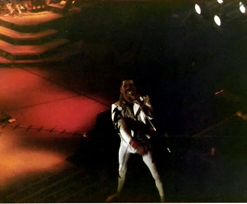 1984年にフランクフルトで公演するクイーンのフレディ・マーキュリー